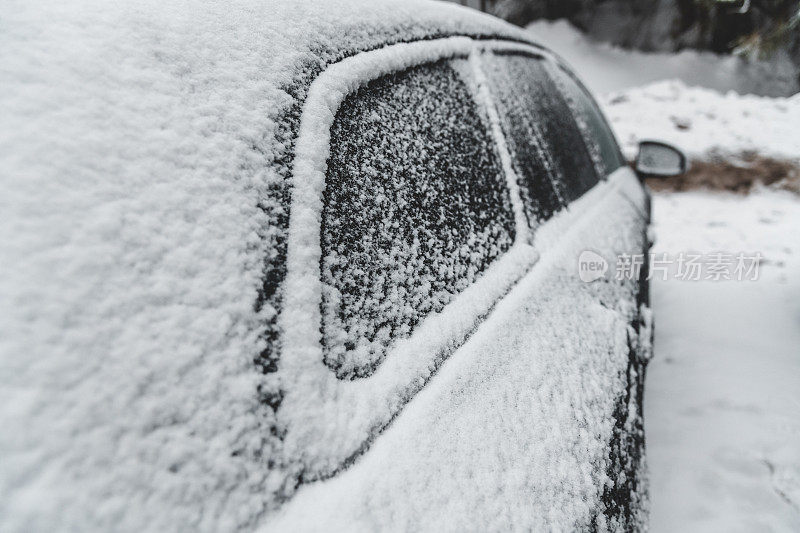 黑色的汽车上覆盖着雪和冰