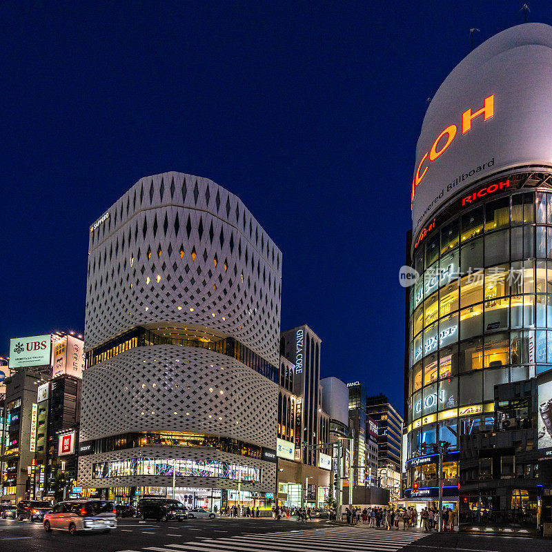 银座的夜景，世界上最豪华的购物区之一，东京，日本