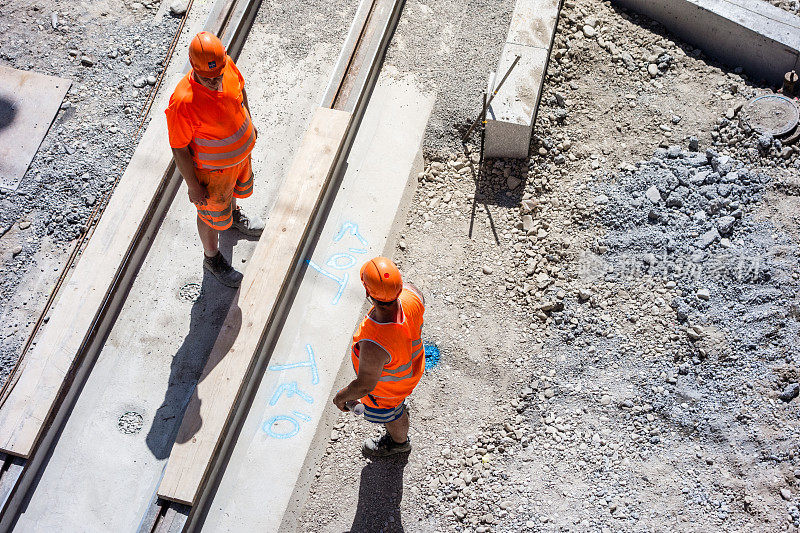 轨道施工，两个建筑工人或工程师在一个建筑工地，伯尔尼，瑞士