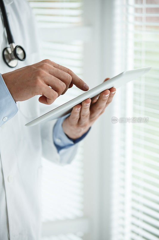 医生使用数码平板电脑的画面