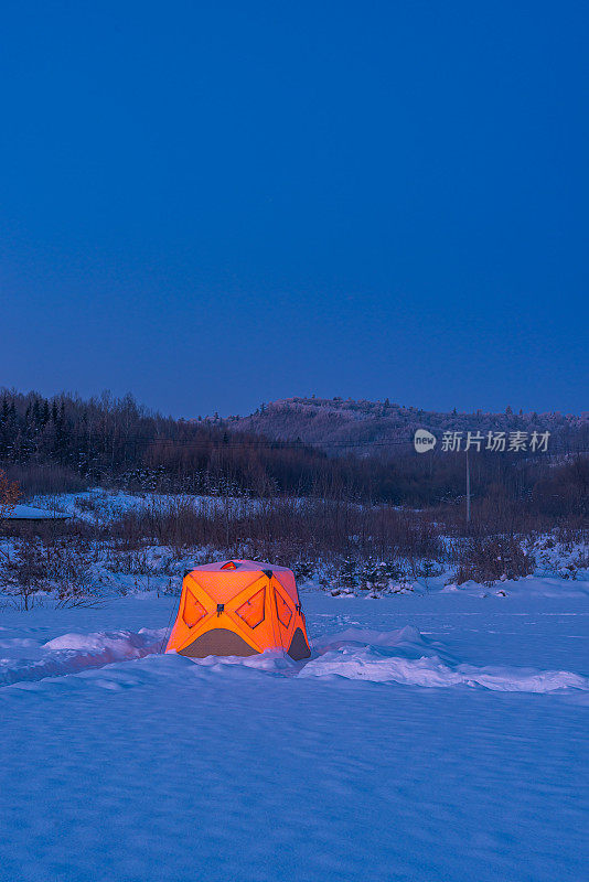 冬天在雪地里搭帐篷露营