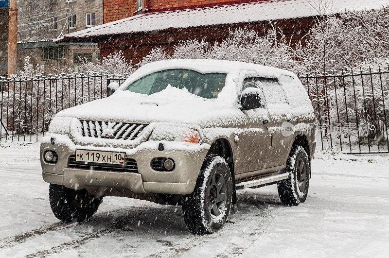冬天的一天，车被雪覆盖了