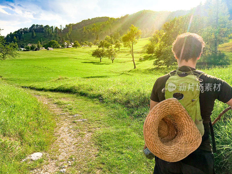 年轻人喜欢夏天在郊外户外徒步旅行