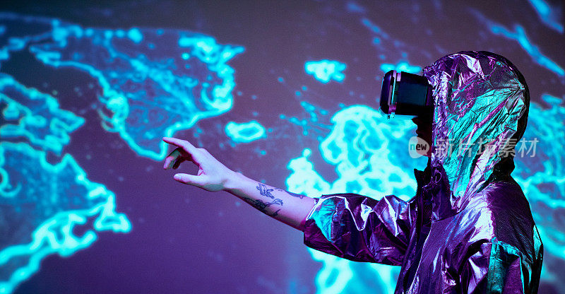 在虚拟现实游戏中选择方向时，不认识的人在反光夹克指向霓虹灯地图的侧视图