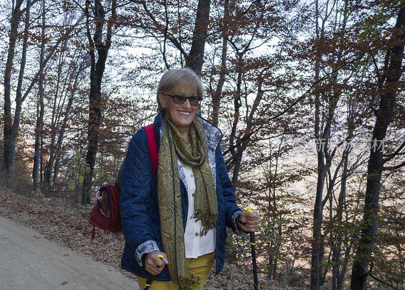 一位老年妇女徒步登山