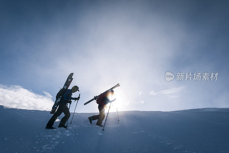 滑雪登山运动员攀登积雪的山脊线