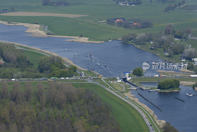 Roggebot桥和锁连接弗莱弗兰和Overijssel
