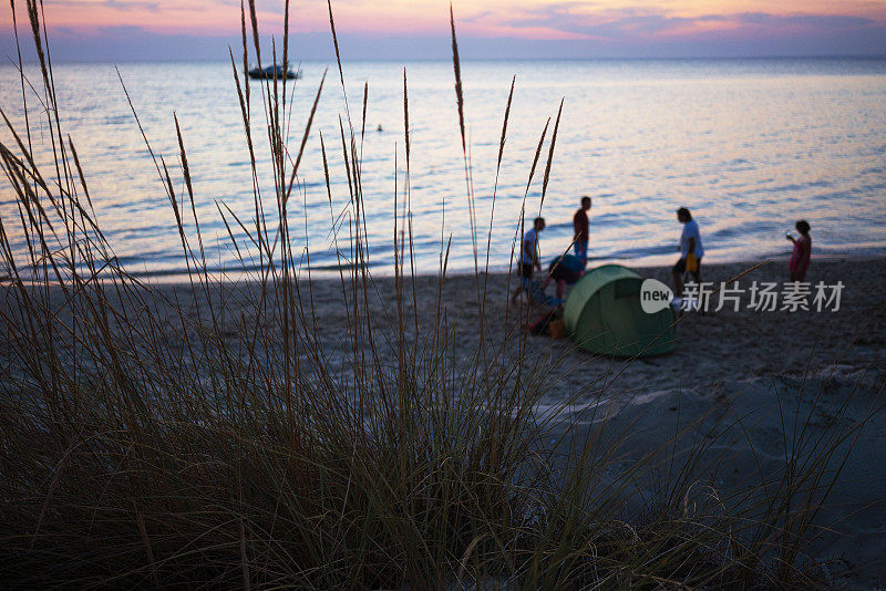 和朋友在海滩露营