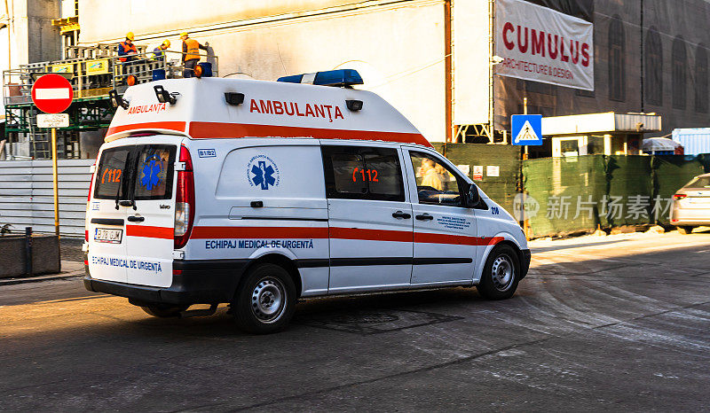 罗马尼亚救护车，911或112紧急医疗服务任务在布加勒斯特市中心，罗马尼亚，2020年。冠状病毒全球爆发危机。COVID-19病毒的传播