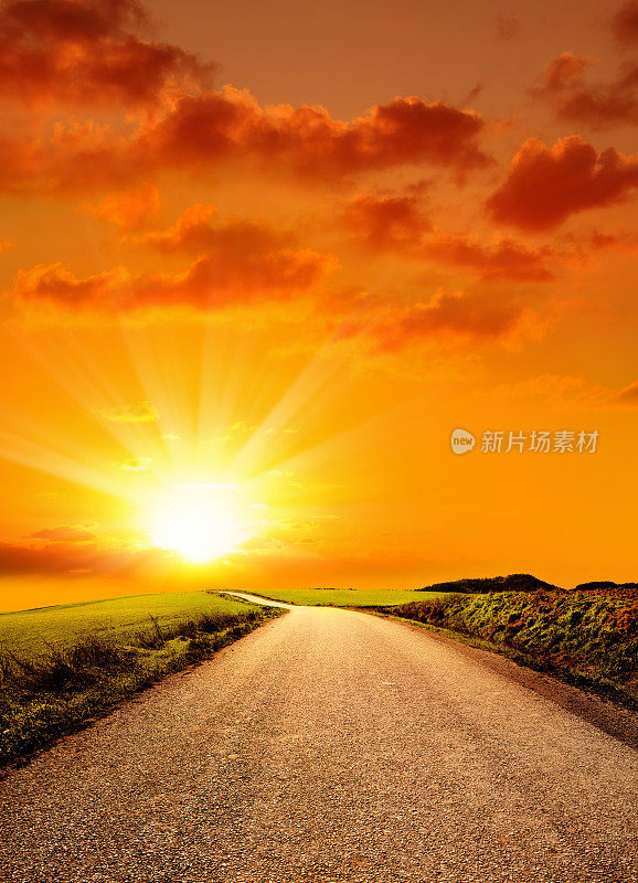 空旷的道路上的橙色夕阳天空