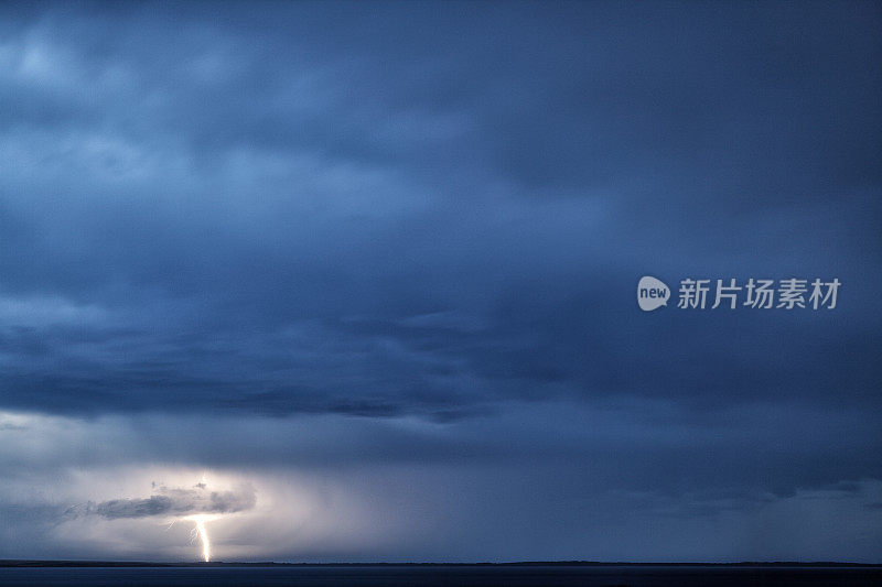 云景暴风雨闪电雷暴天气穆迪