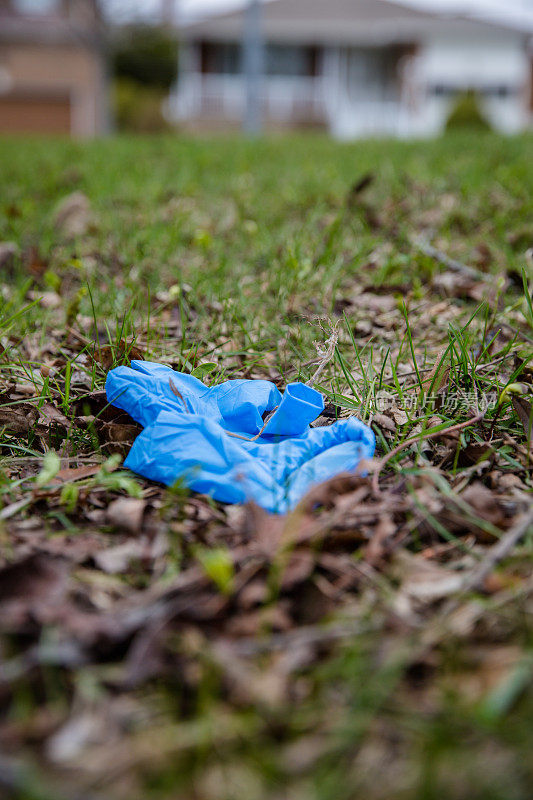 丢弃在公园的乳胶手套