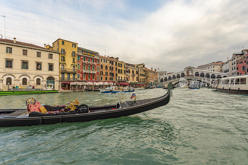 意大利威尼斯运河上的观光平底船