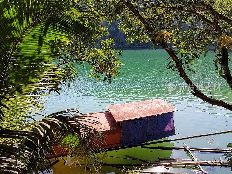 清晨时分，在和平湖小岛上的通奈旅游区。这是越南北部著名的旅游胜地