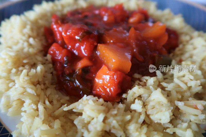 图片是自制的中国食物，糖醋鸡配健康糙米，特写