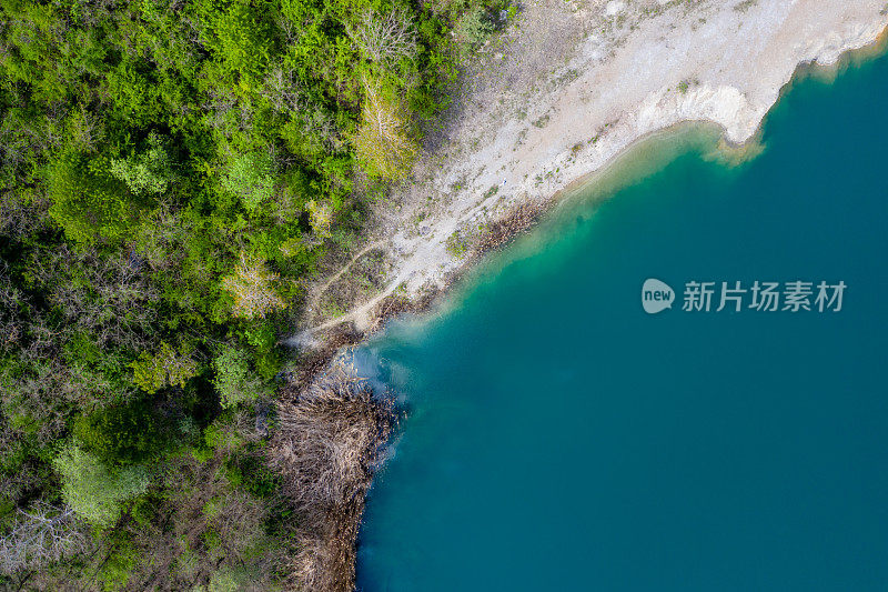 从空中俯瞰封闭的采石场湖