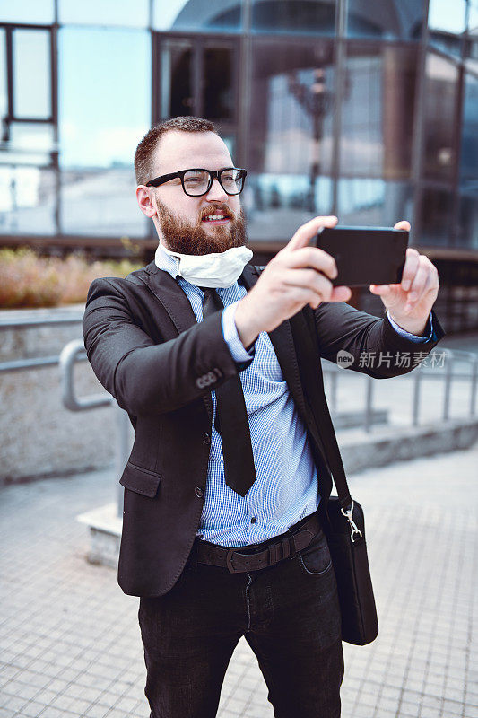 英俊男子在拍摄新冠肺炎疫情期间空荡荡的城市街道