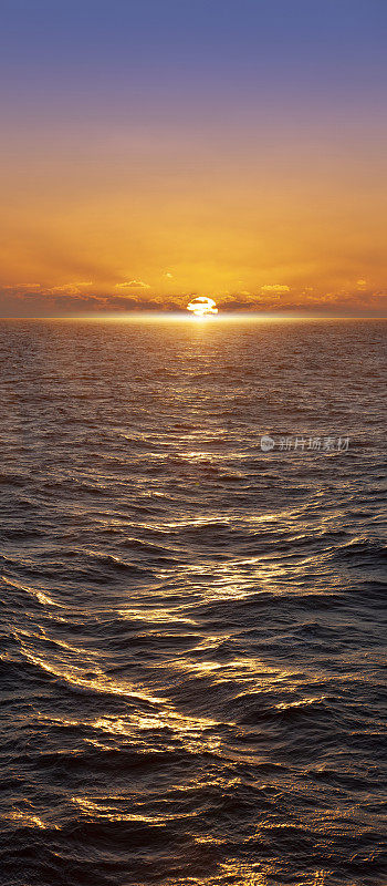 五彩缤纷的日落地平线上的海洋