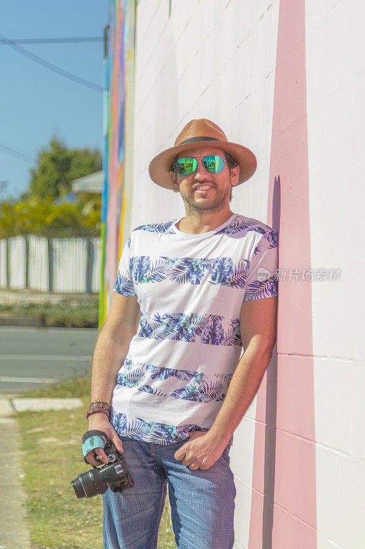 拉丁旅行男摄影师肖像在黄金海岸，昆士兰，澳大利亚