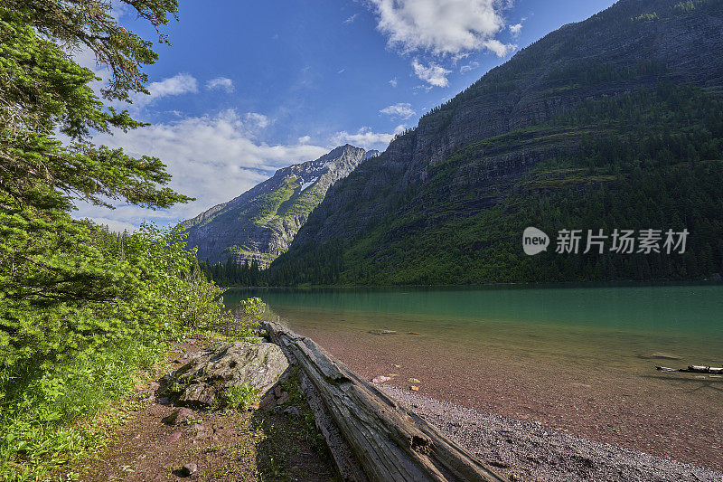 美国蒙大拿州冰川国家公园雪崩湖地区夏季美丽的自然风光。