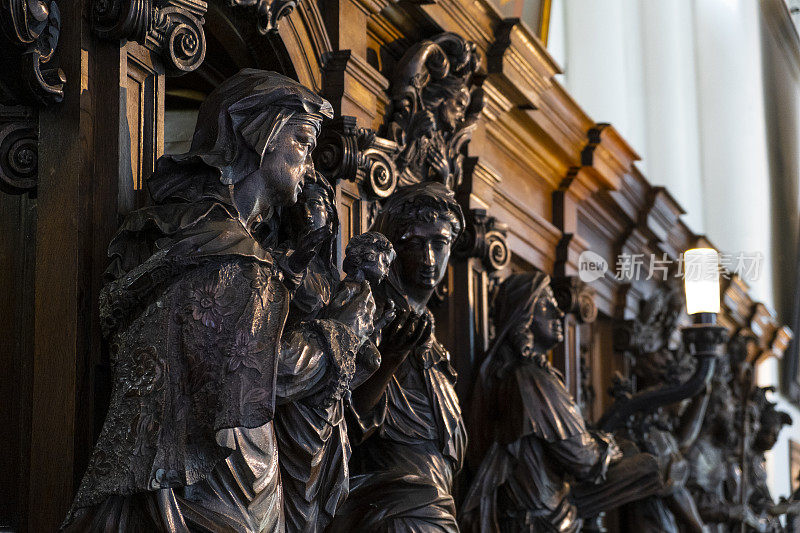 布鲁日教堂的木制雕像