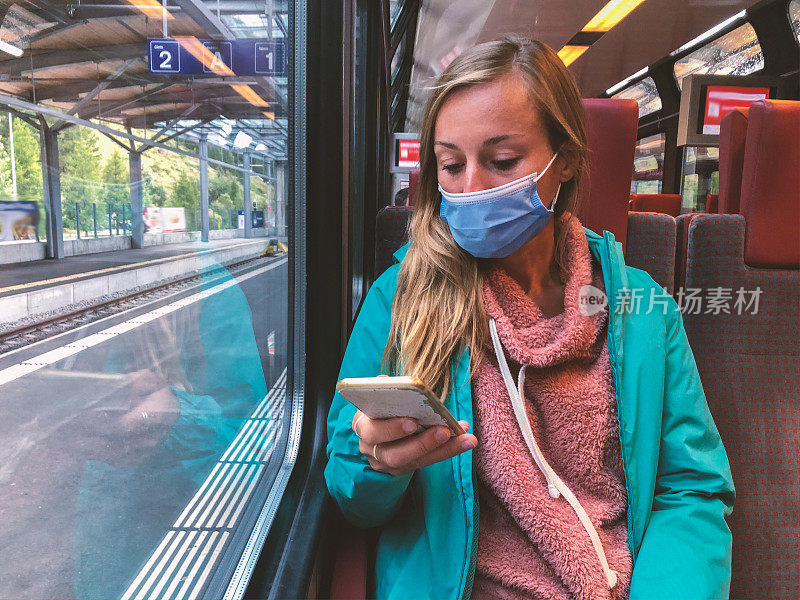 2019冠状病毒病大流行期间，戴着医用口罩在瑞士乘坐火车的年轻女性