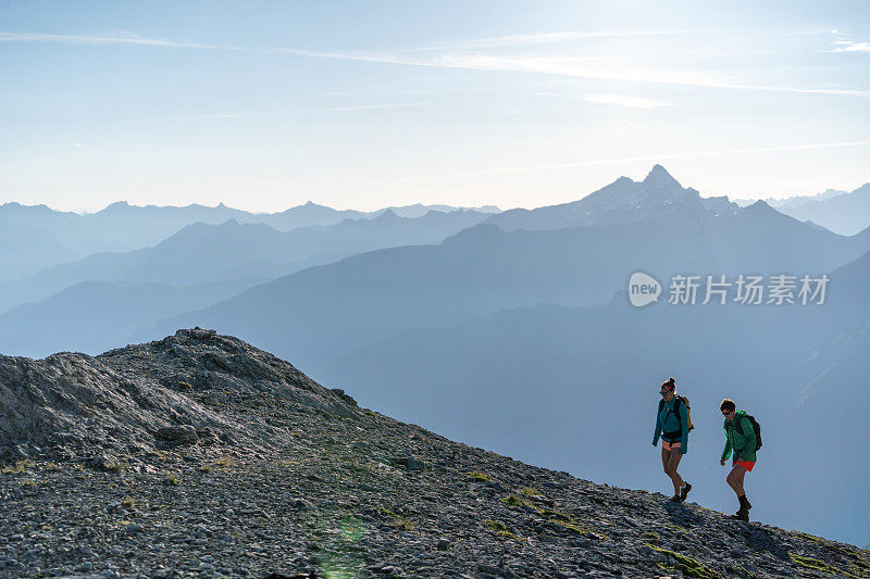 女性徒步旅行者沿着山脊行走