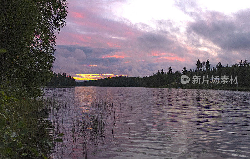 湖面上夏日美景。夕阳和云彩。