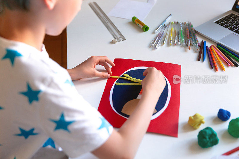 儿童形状的橡皮泥灯塔手工制作卡片与在线课程。
