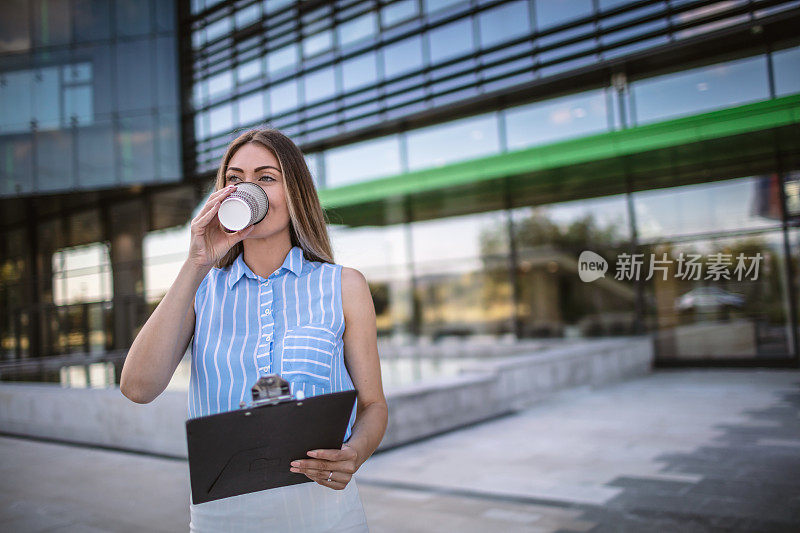 女商人在喝咖啡休息