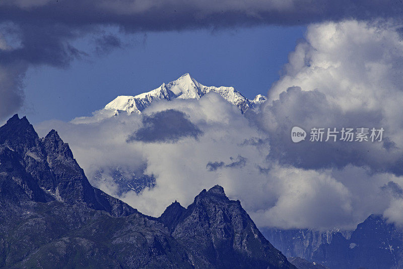 德纳里山附近的山峰从南面远眺