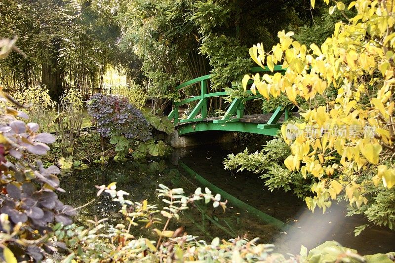 法国吉凡尼莫奈花园中的日式绿桥