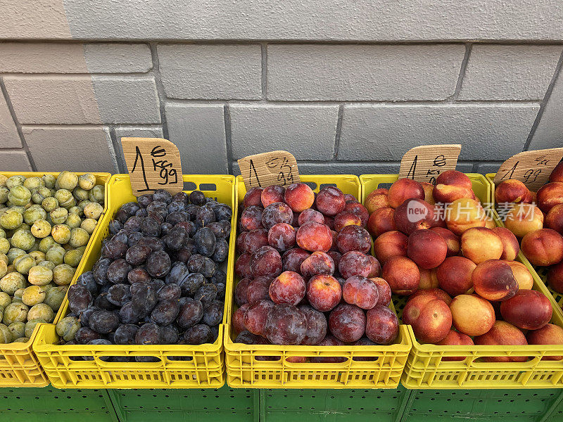 水果店出售桃子和李子