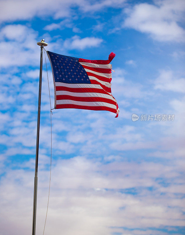 蓝天上的美国国旗