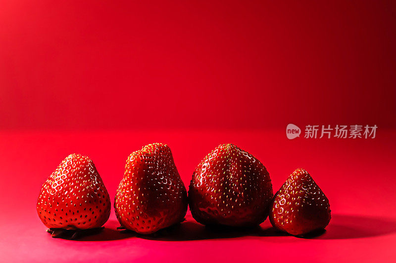 红色背景的草莓