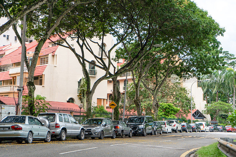 汽车排成一排停在场边。街道在马来西亚。2020年5月27日，马来西亚吉隆坡