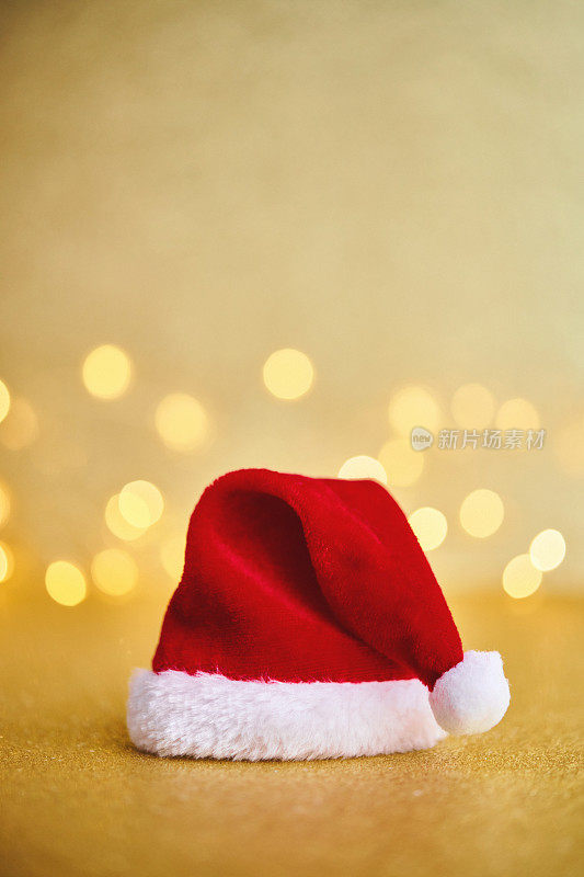 圣诞背景与圣诞帽和圣诞灯