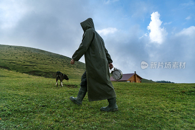 男人在湖上钓鱼从时间雨衣时间神秘危险戟