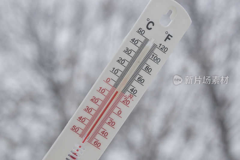 在寒冷的冬天，室外温度在摄氏零度以下的温度计