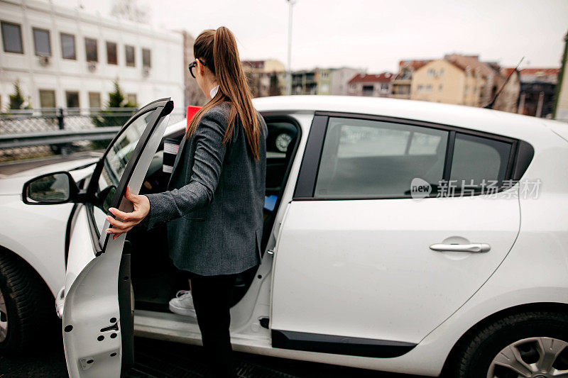 女商人上了车