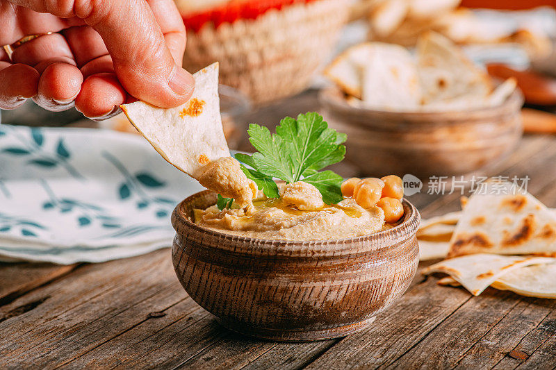 传统素食食品和手蘸鹰嘴豆泥