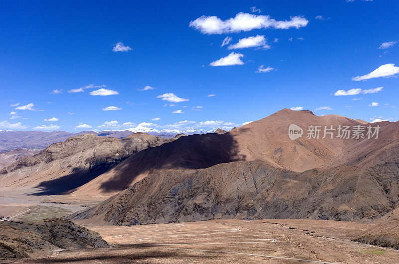 蜿蜒的道路，西藏高原的乡村景色，西藏自治区，中国