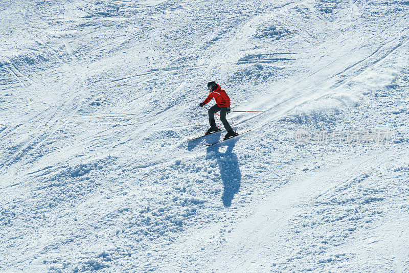 年轻的滑雪者滑雪滑雪在Jahorina滑雪胜地，波斯尼亚和黑塞哥维那