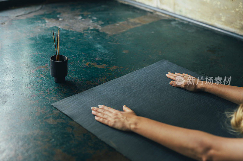 瑜伽练习过程中，瑜伽垫上陌生女人的手臂
