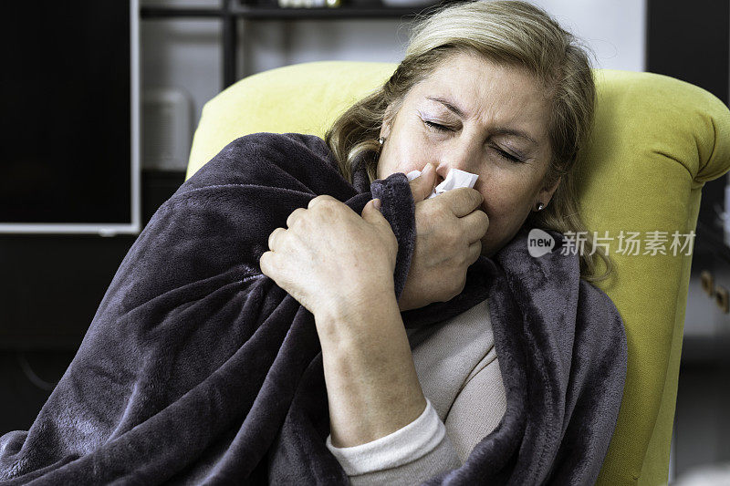 生病的老年妇女患流感