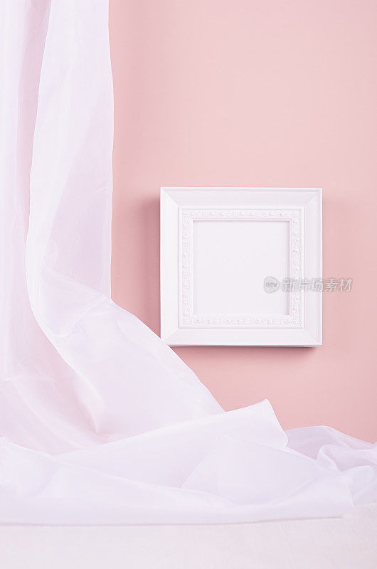 简约风格的优雅当代画廊，黑色方形相框挂在柔和的淡粉色墙上，白色的丝绸窗帘和木桌，垂直。