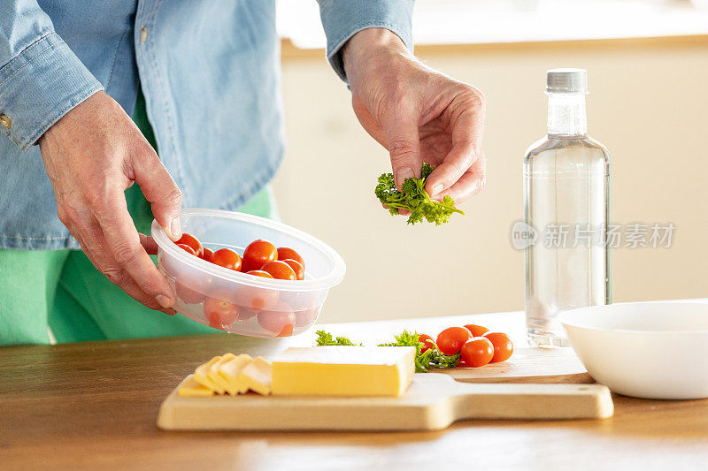 男子用塑料容器收集食物