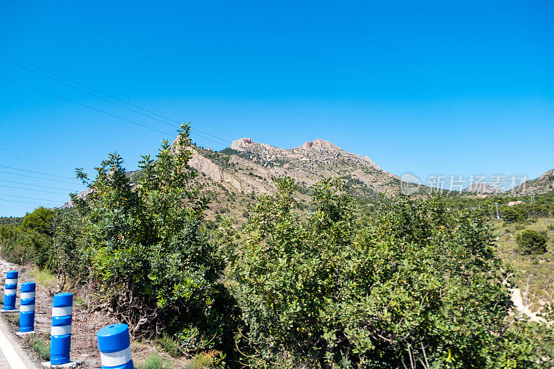 夏季阿利坎特地区的景观，科迪勒拉和卡德科多尔山。