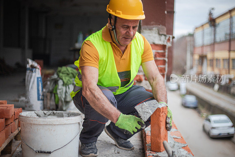 建筑工地的建筑工人，泥瓦匠