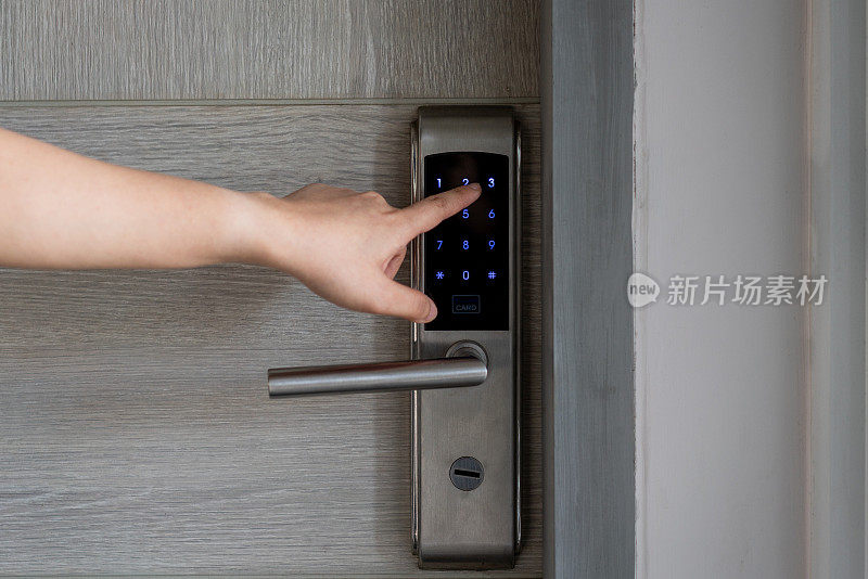 酒店开门用电子卡钥匙。智能卡钥匙锁门和开锁。安全系统和防护概念。